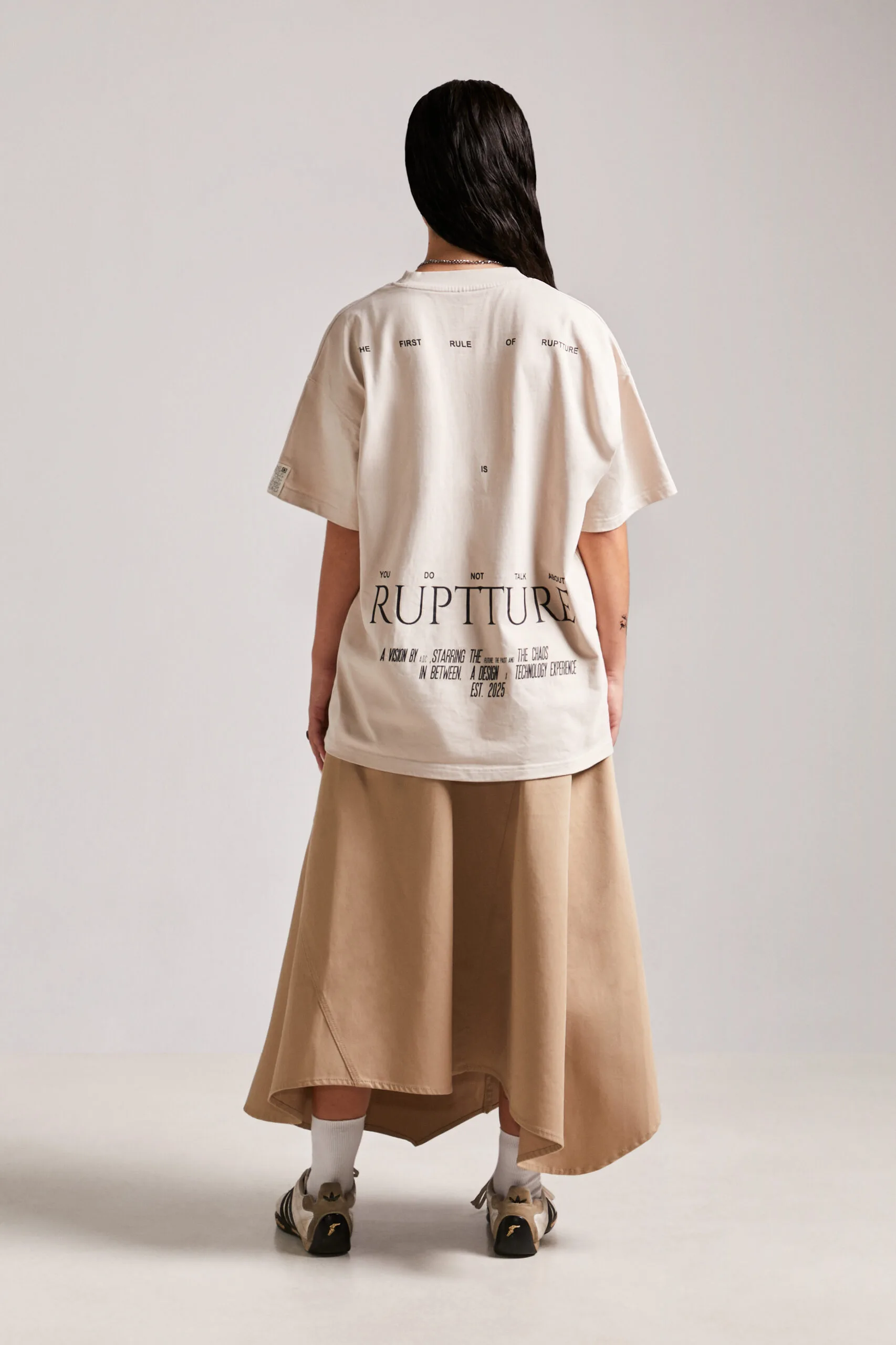 Lookbook trasero de la camiseta streetwear unisex First Rule Tee con manifiesto de ruptture, pioneros en marcas de ropa con codigo qr.