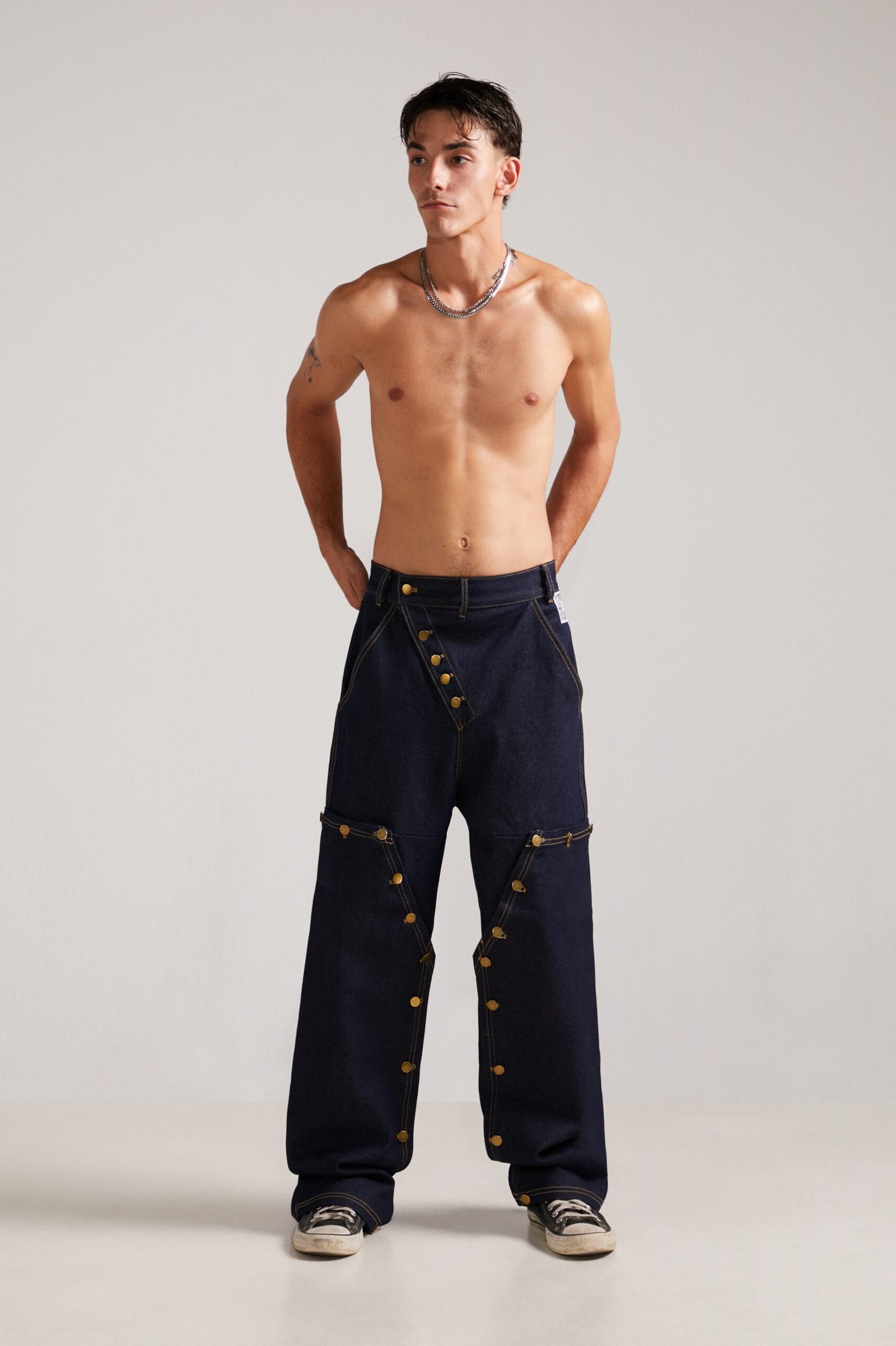 Modelo sin camiseta vistiendo los pantalones streetwear unisex Utility Jeans denim pesados WORKSHIFT, ideales para comprar ropa urbana online con identidad propia.