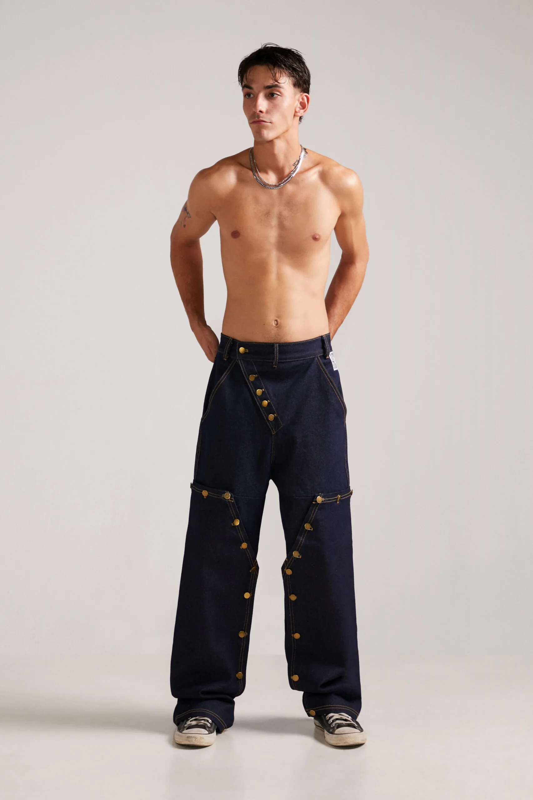 Modelo sin camiseta vistiendo los pantalones streetwear unisex Utility Jeans denim pesados WORKSHIFT, ideales para comprar ropa urbana online con identidad propia.