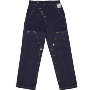 Pantalón Utility Jeans denim WORKSHIFT con botones dorados y parche tecnológico interactivo, destacando en moda streetwear y marcas de ropa con codigo qr.