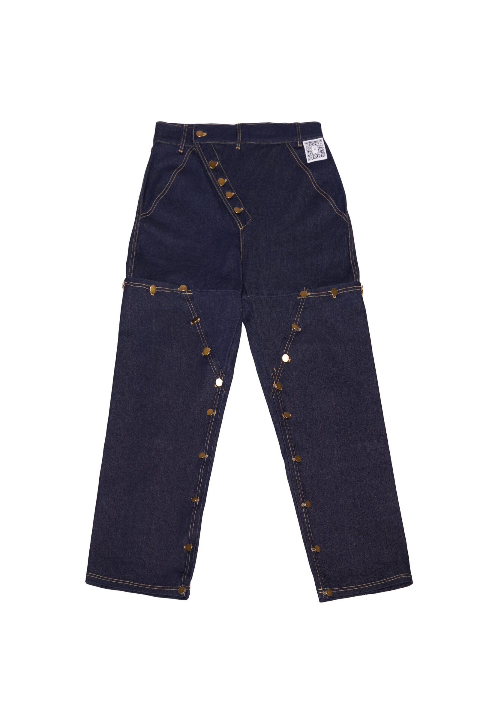Pantalón Utility Jeans denim WORKSHIFT con botones dorados y parche tecnológico interactivo, destacando en moda streetwear y marcas de ropa con codigo qr.