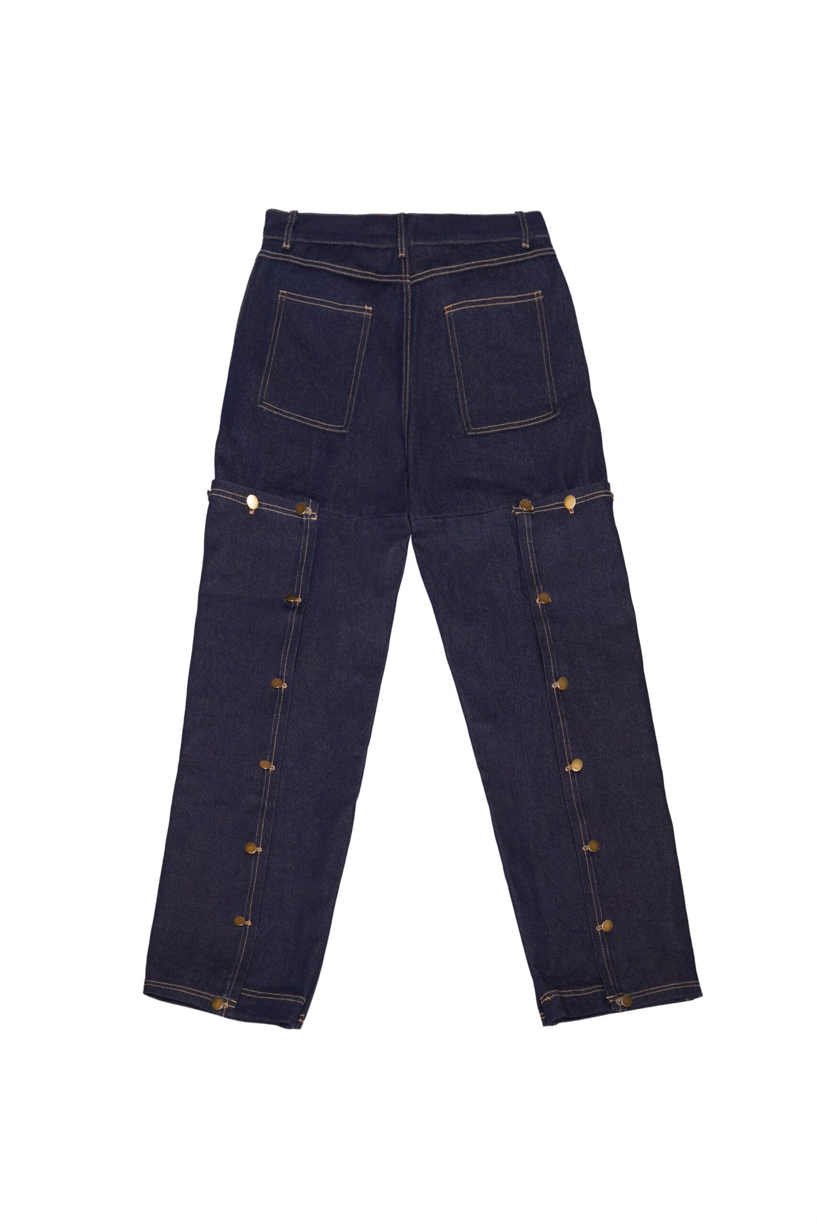 Vista trasera del pantalón Utility Jeans con botones dorados y corte holgado, una pieza clave de ropa techwear premium.